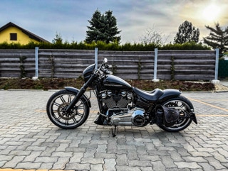 - österreichisches Fahrzeug (kein Unfall-Reimport!) - geringe Laufleistung - frisch serviciert, kein Wartungsstau - div Umbauten, wie z.B.:    -) tiefergelegtes, kurzes Thunderbike-Heck mit Einzelsitz    -) Mini-LED Blinker vorne und hinten    -) Lampenverkleidung und Bugspoiler    -) Gabelcover schwarz    -) BSL-Sportauspuff    -) Motogadget Spiegel Das Bike wird komplett typisiert übergeben!