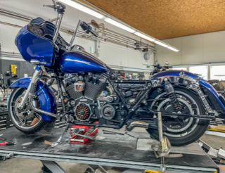 Harley Davidson Road Glide Special Die blaue Elise